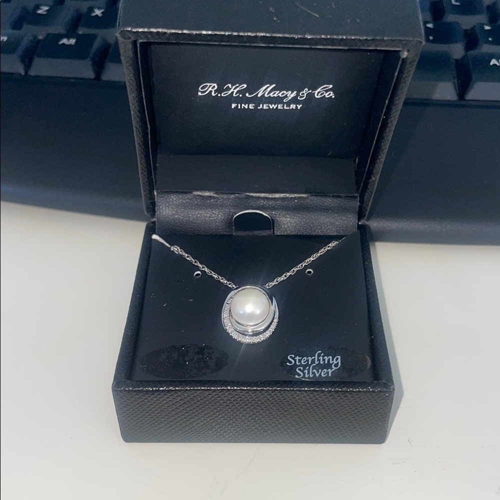 Brand new R.H.Macy and Cole bridge cultured pearl cult pearl set